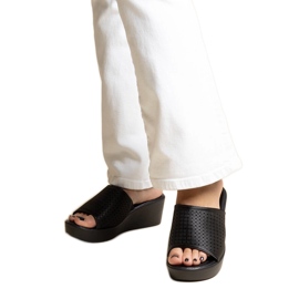 Schwarze, durchbrochene Keilpantoffeln aus Garvin-Öko-Leder