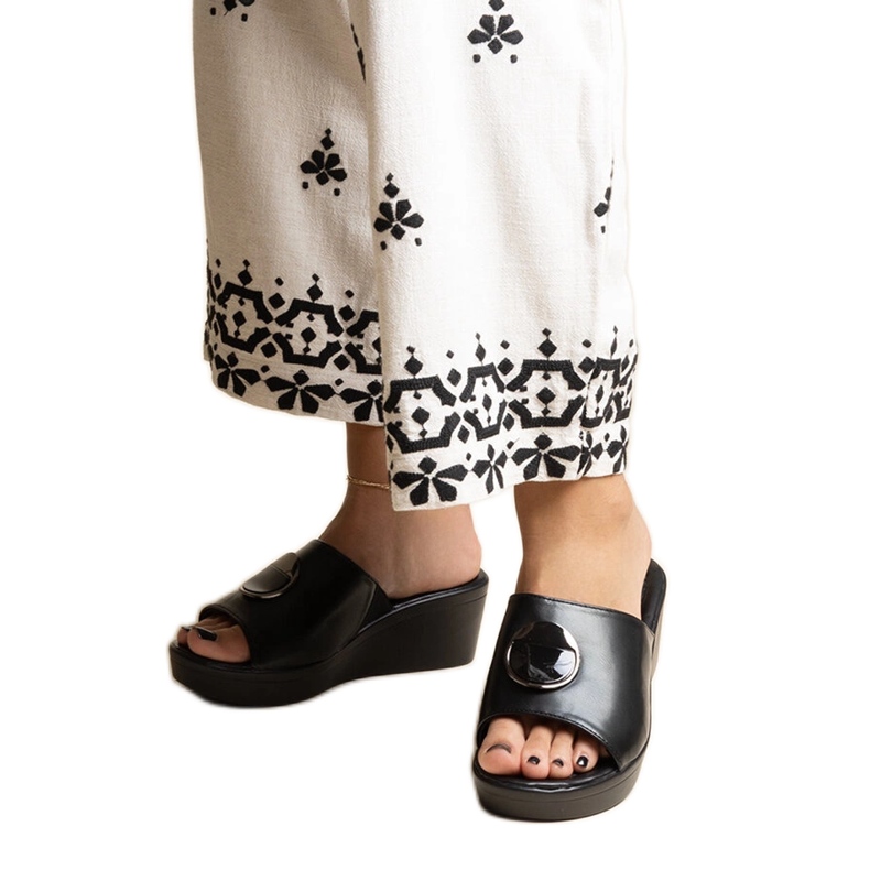 Schwarze Pantoletten mit Keilabsatz und Keirenh-Schnalle