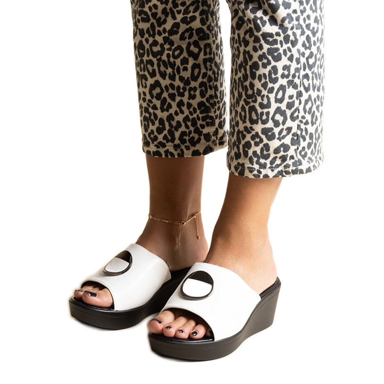 Weiße Keilpantoletten mit Keirenh-Schnalle