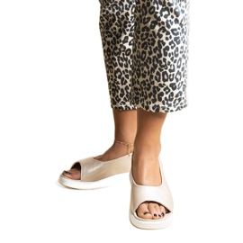 Goldene Slip-On-Sandalen mit Taylak-Glanz