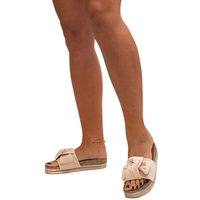 Hellbeige Flip-Flops mit massiver Peletra-Sohle