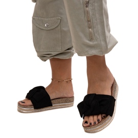 Schwarze Flip-Flops mit massiver Peletra-Sohle