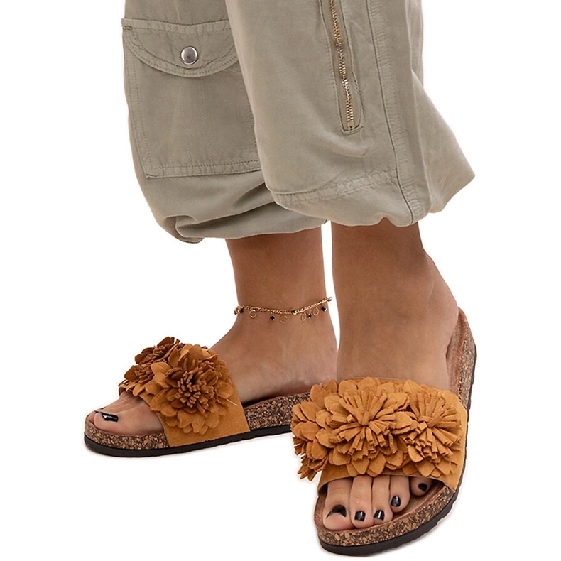 Flip-Flops mit Blumen auf einer Korksohle von Almida braun