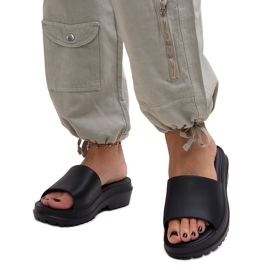 Schwarze Flip-Flops mit dicker Soiza-Sohle