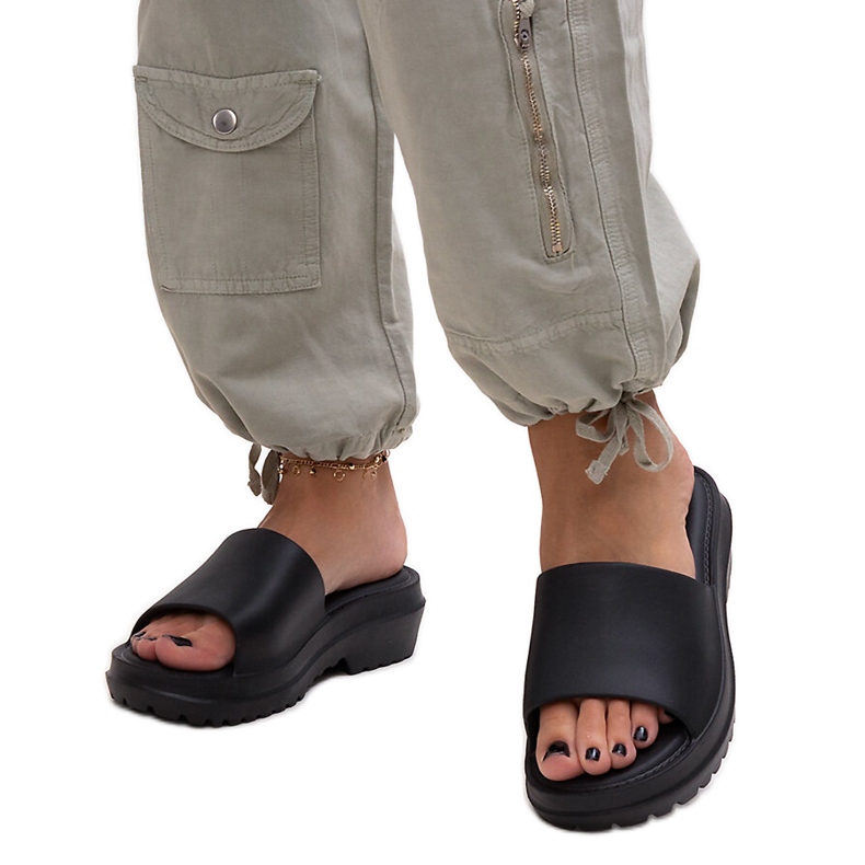 Schwarze Flip-Flops mit dicker Soiza-Sohle