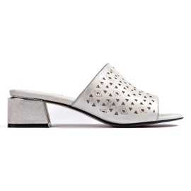 Durchbrochene silberne Flip-Flops mit niedrigem Absatz