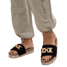 Schwarze Flip-Flops mit glänzender Schnalle von Niamh