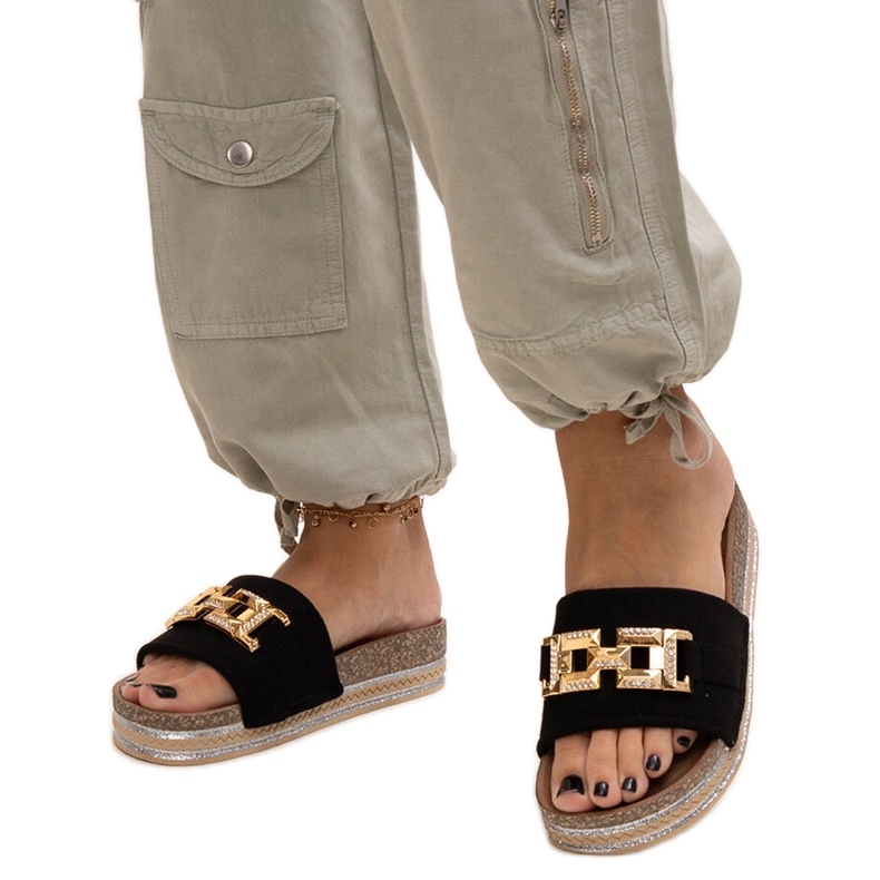 Schwarze Flip-Flops mit glänzender Schnalle von Niamh