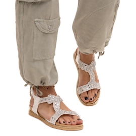 Shahids glänzende weiße Sandalen