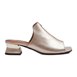 Elegante Damen-Flip-Flops aus Naturleder mit niedrigem Absatz Maciejka 06360-25 Gold golden