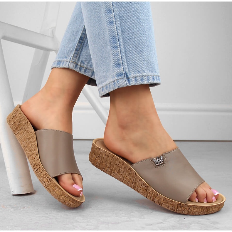 Bequeme Damen-Cappuccino-Hausschuhe aus Leder Helios 130.42 beige