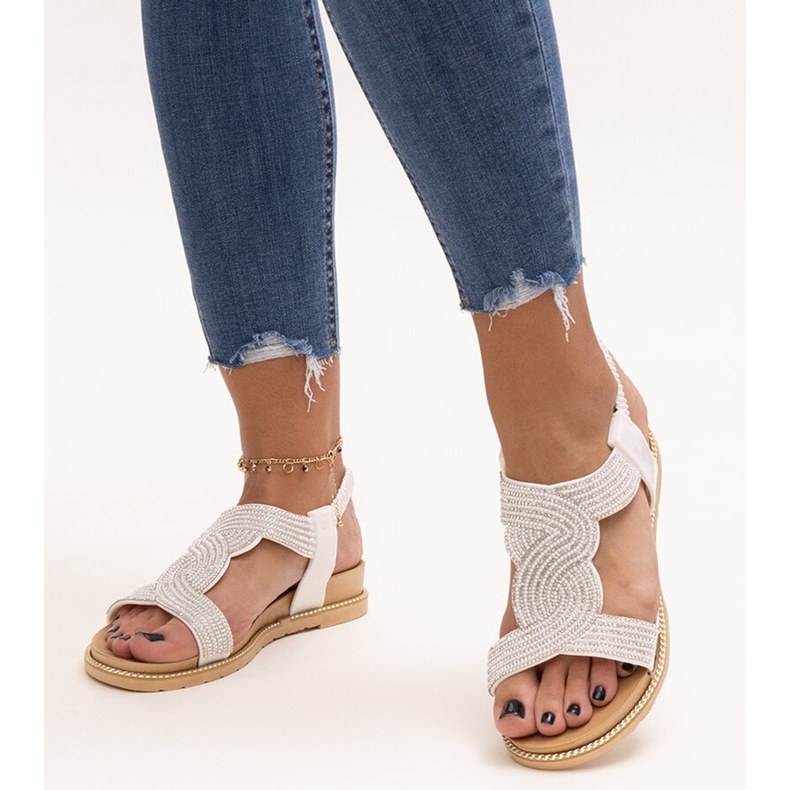 Weiße Sandalen, verziert mit Gairsa-Zirkonen