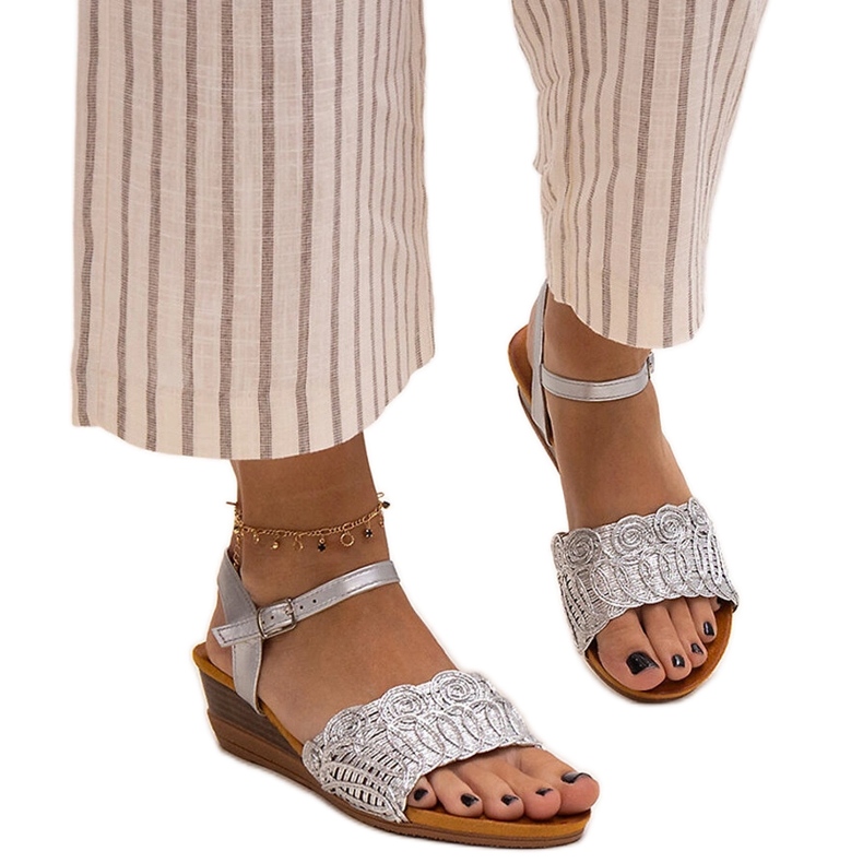 Maimoona bestickte niedrige Keilsandalen silber-