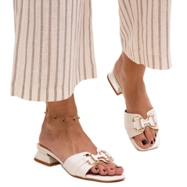 Flip-Flops mit niedrigem Absatz und dekorativer Luara-Schnalle weiß