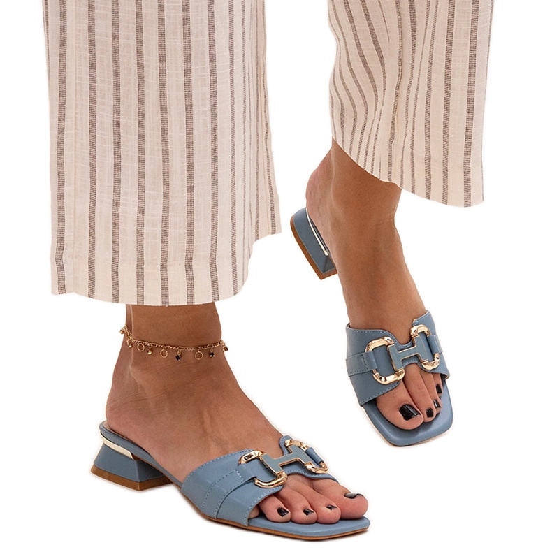 Flip-Flops mit niedrigem Absatz und dekorativer Luara-Schnalle blau