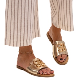 Goldene Flip-Flops, verziert mit einer Perkin-Schnalle