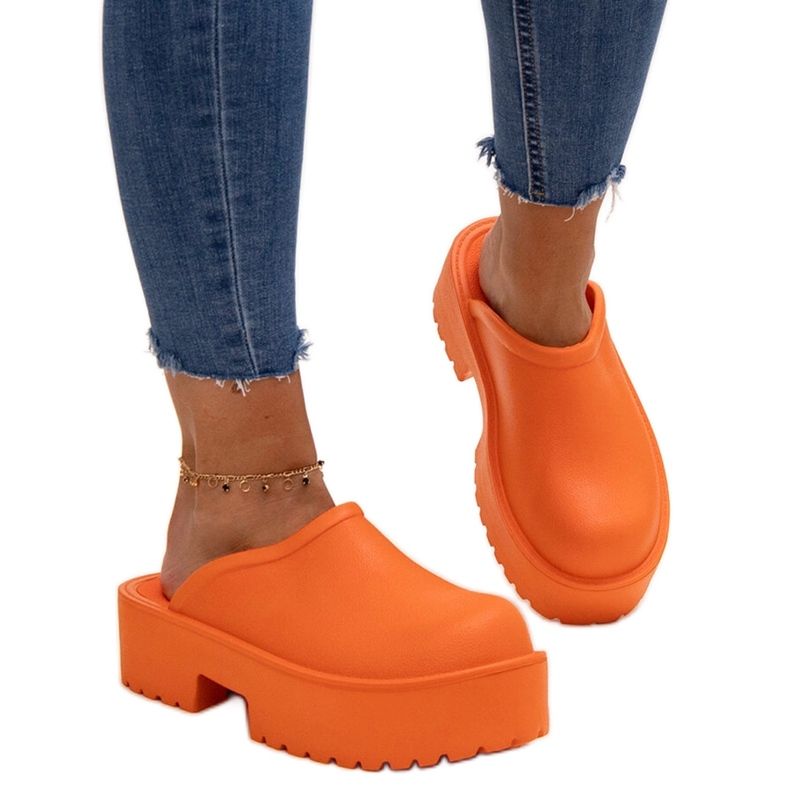 Orangefarbene Flip-Flops mit massiver Huss-Sohle