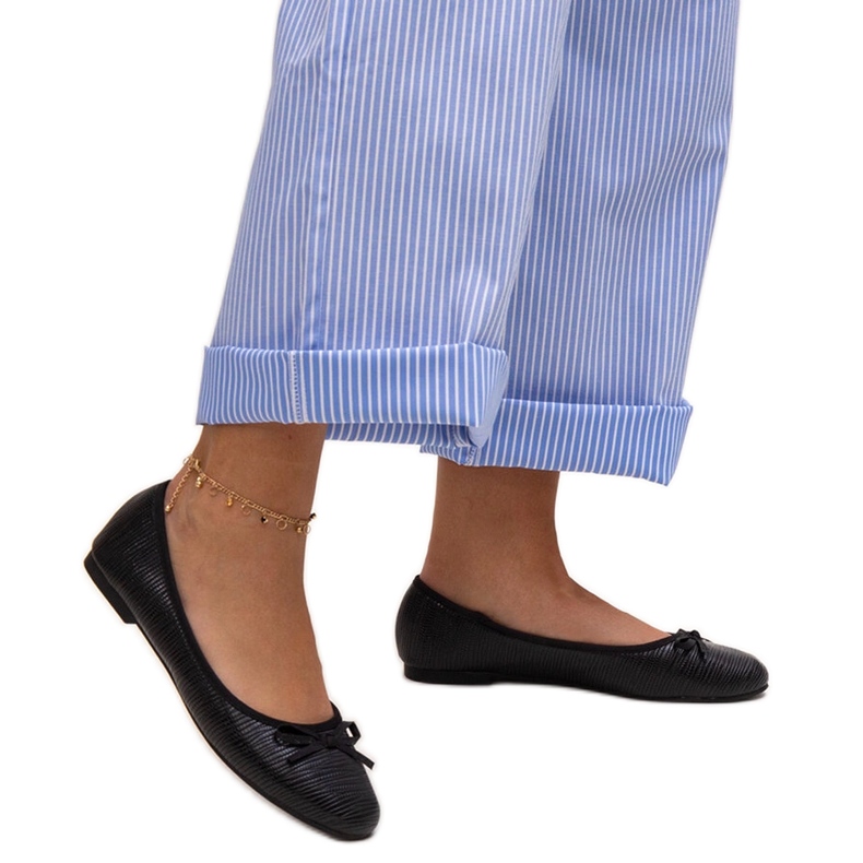 Schwarze Ballerinas mit Schleife und Ledereinsatz von Rosaly