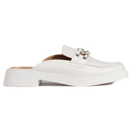 Weiße Pantoletten mit durchgehender Plateausohle