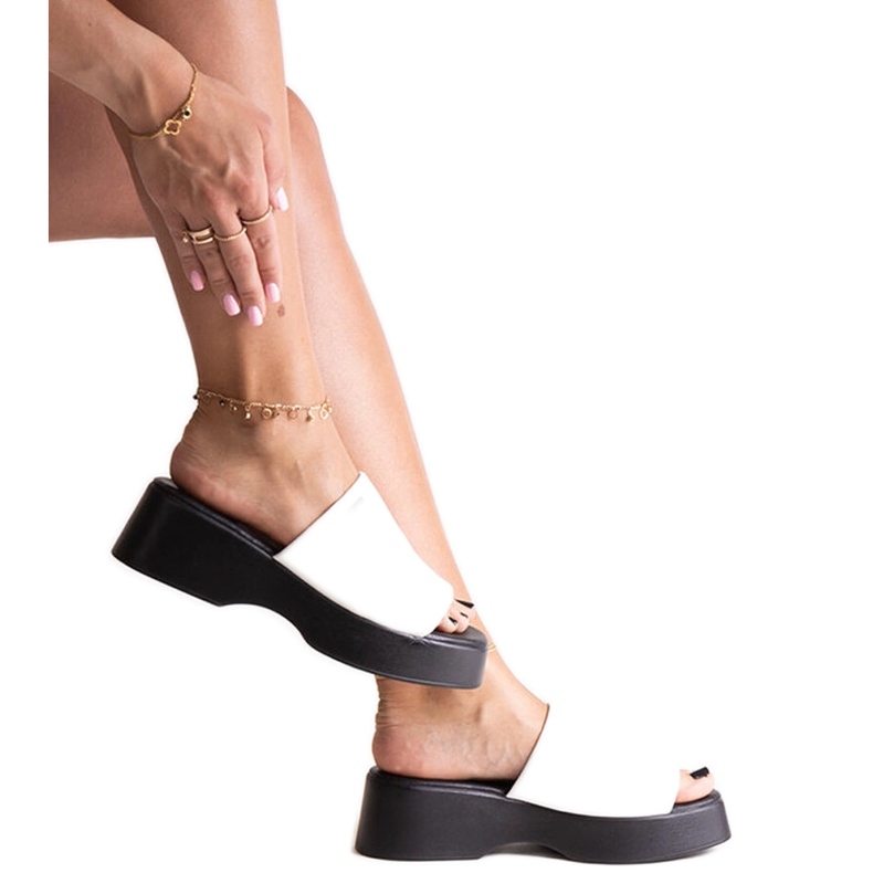Weiße Flip-Flops auf der Plattform Big Star NN274022