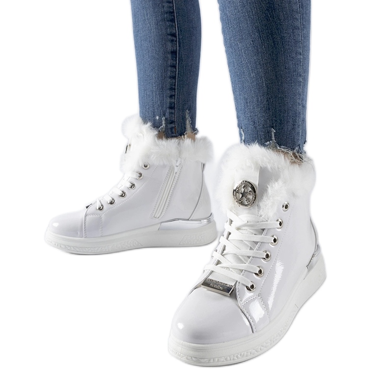 Weiße Lack-Sneaker mit Fell von Fiemme