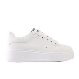 Weiße Sneaker mit auffälliger Asmait-Verzierung