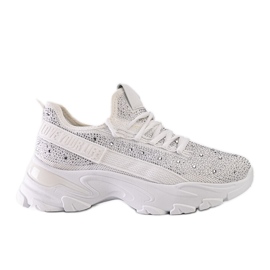 Weiße, glänzende Sneaker mit massiver Senai-Sohle