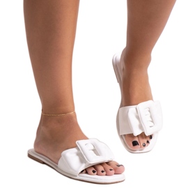 Weiße Hausschuhe mit Ganema-Schnalle