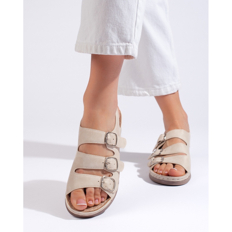 Beige Damensandalen mit niedrigem Keilabsatz