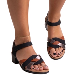 Schwarze Sandalen mit niedrigem Absatz von Rudaina