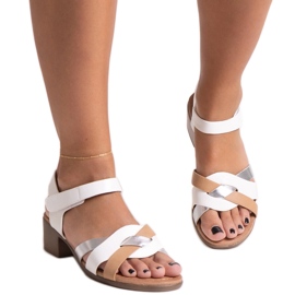 Weiße Sandalen mit niedrigem Absatz von Rudaina