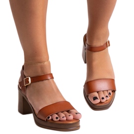 Braune Sandalen auf einem massiven Ghana-Blockabsatz