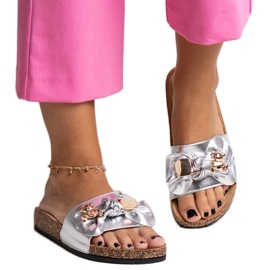 Silberne Flip-Flops mit Schleife und Segan-Teddybär