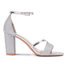 Silberne Damensandalen mit hohen Absätzen
