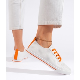 Weiße Damen-Sneaker mit orangefarbenen Schnürsenkeln