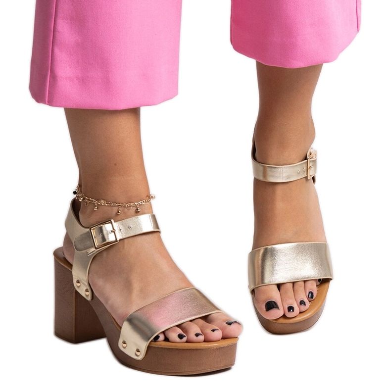 Goldene, massive Adilar-Sandalen mit hohen Absätzen