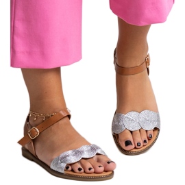 Silberne und braune Sandalen mit goldenen Accessoires Amja