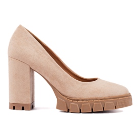 Damenpumps aus beigem Wildleder mit hohen Absätzen