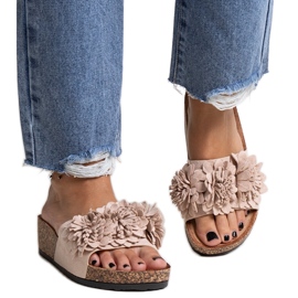 Beigefarbene Flip-Flops mit Blumen auf der Apolonia-Plattform