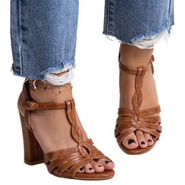 Braune Sandaletten mit hohen Absätzen von Mikaii