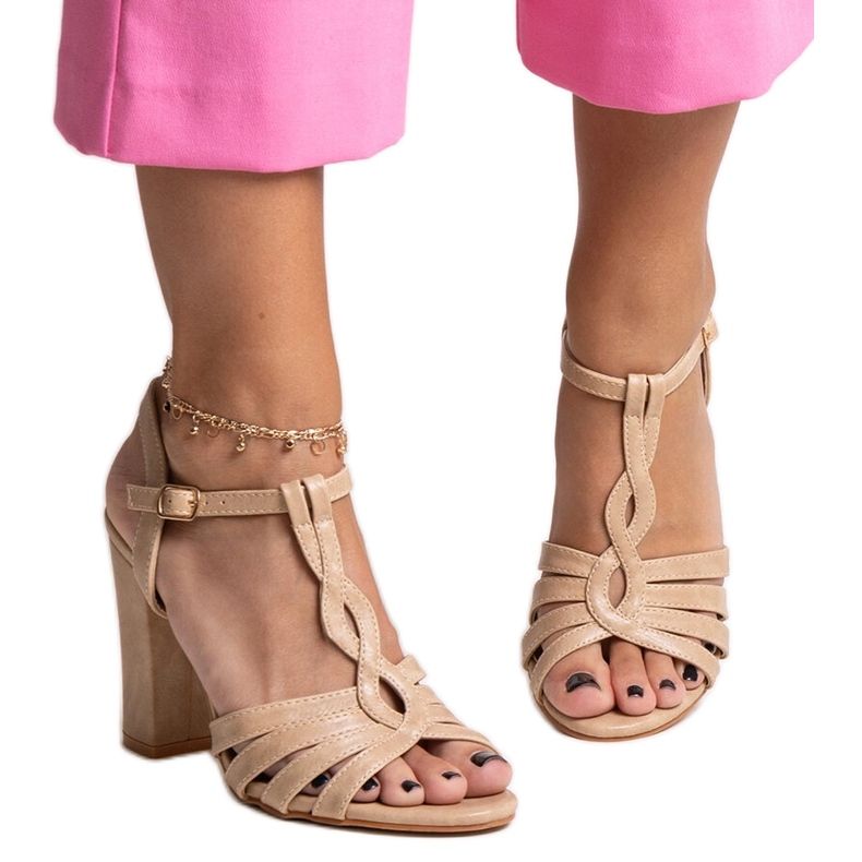 Beigefarbene Sandalen mit hohen Absätzen von Mikaii