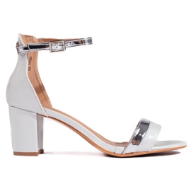 Elegante weiße Damensandalen mit hohen Absätzen