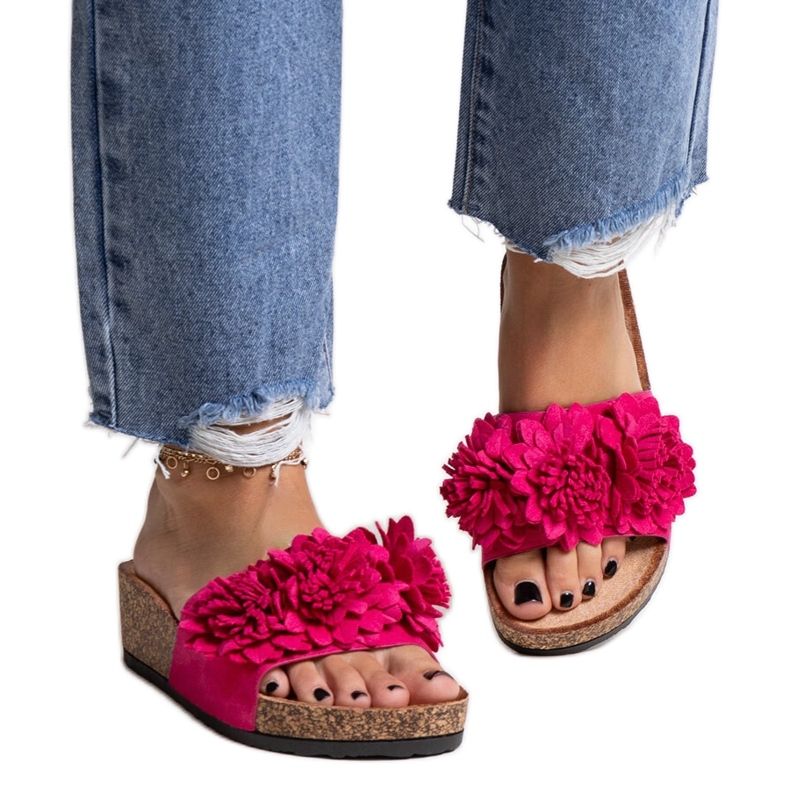 Rosa Flip-Flops mit Blumen auf der Apolonia-Plattform