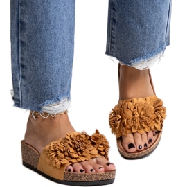 Karamellfarbene Flip-Flops mit Blumen auf der Apolonia-Plattform braun