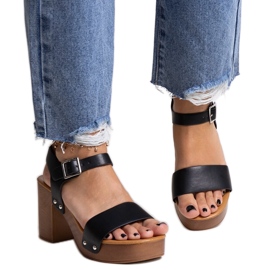 Schwarze, massive Adilar-Sandalen mit hohen Absätzen