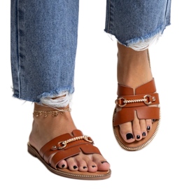 Braune Flip-Flops mit goldenen Accessoires von Drahomíra