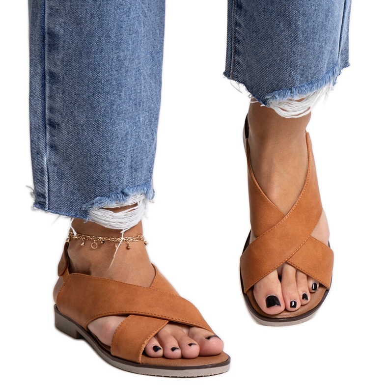 Flache Sandalen von Duenna in Karamell braun