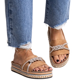 Braune Flip-Flops, verziert mit Kamilian-Zirkonen beige