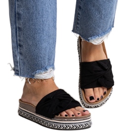 Massive schwarze Flip-Flops mit dekorativer Nibalie-Sohle