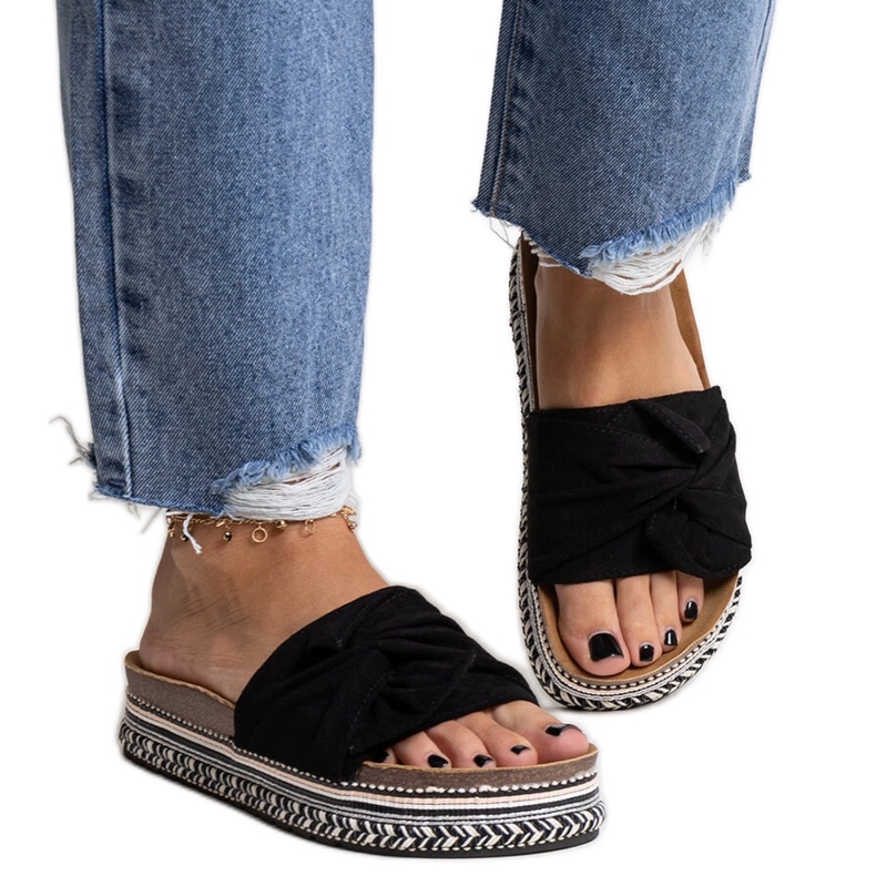 Massive schwarze Flip-Flops mit dekorativer Nibalie-Sohle